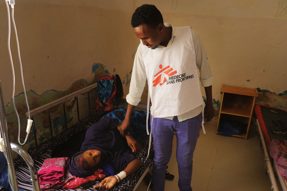 El ​ doctor Abdullahi Mohamed revisa a una paciente. Abdalle Mumin / MSF 