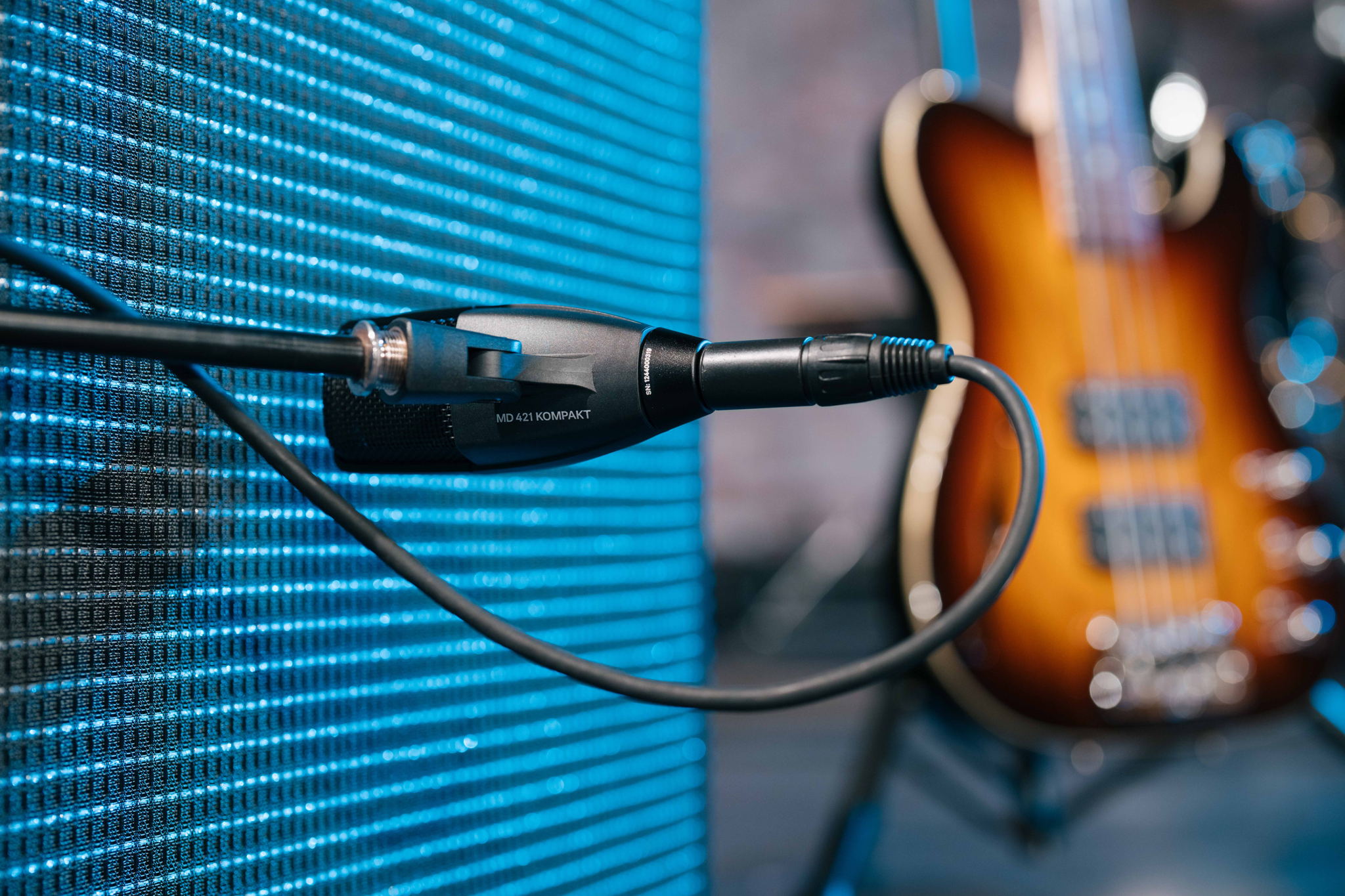 The MD 421 Kompakt provides the same great cab sound as the bigger MD 421-II The MD 421 Kompakt provides the same great cab sound as the bigger MD 421-II