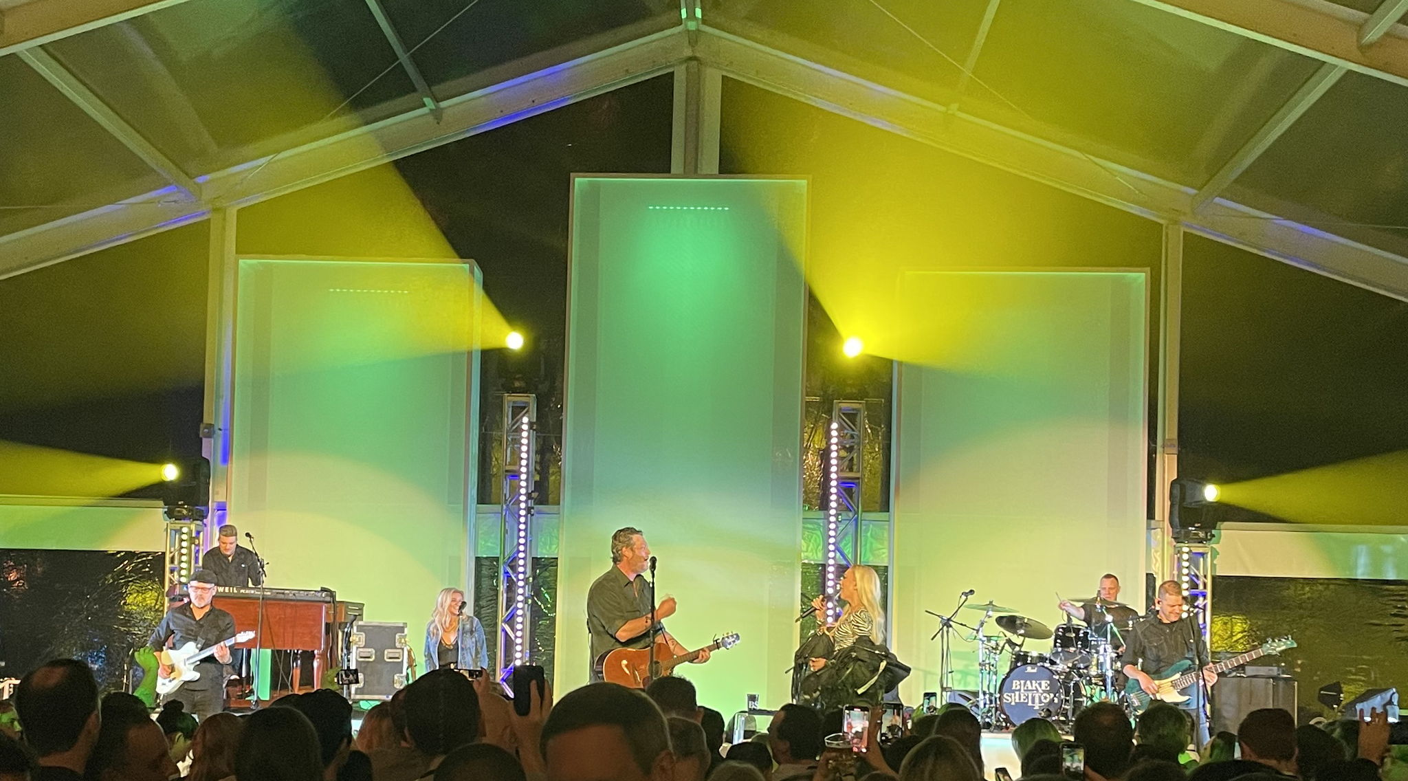 Blake Shelton und Gwen Stefani performen im The Grove, Foto mit freundlicher Genehmigung von Jeff Parsons Blake Shelton und Gwen Stefani performen im The Grove, Foto mit freundlicher Genehmigung von Jeff Parsons