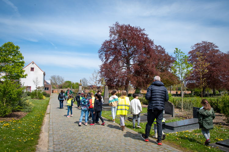 Leuven leert van buiten, ook op de Stadsbegraafplaats.