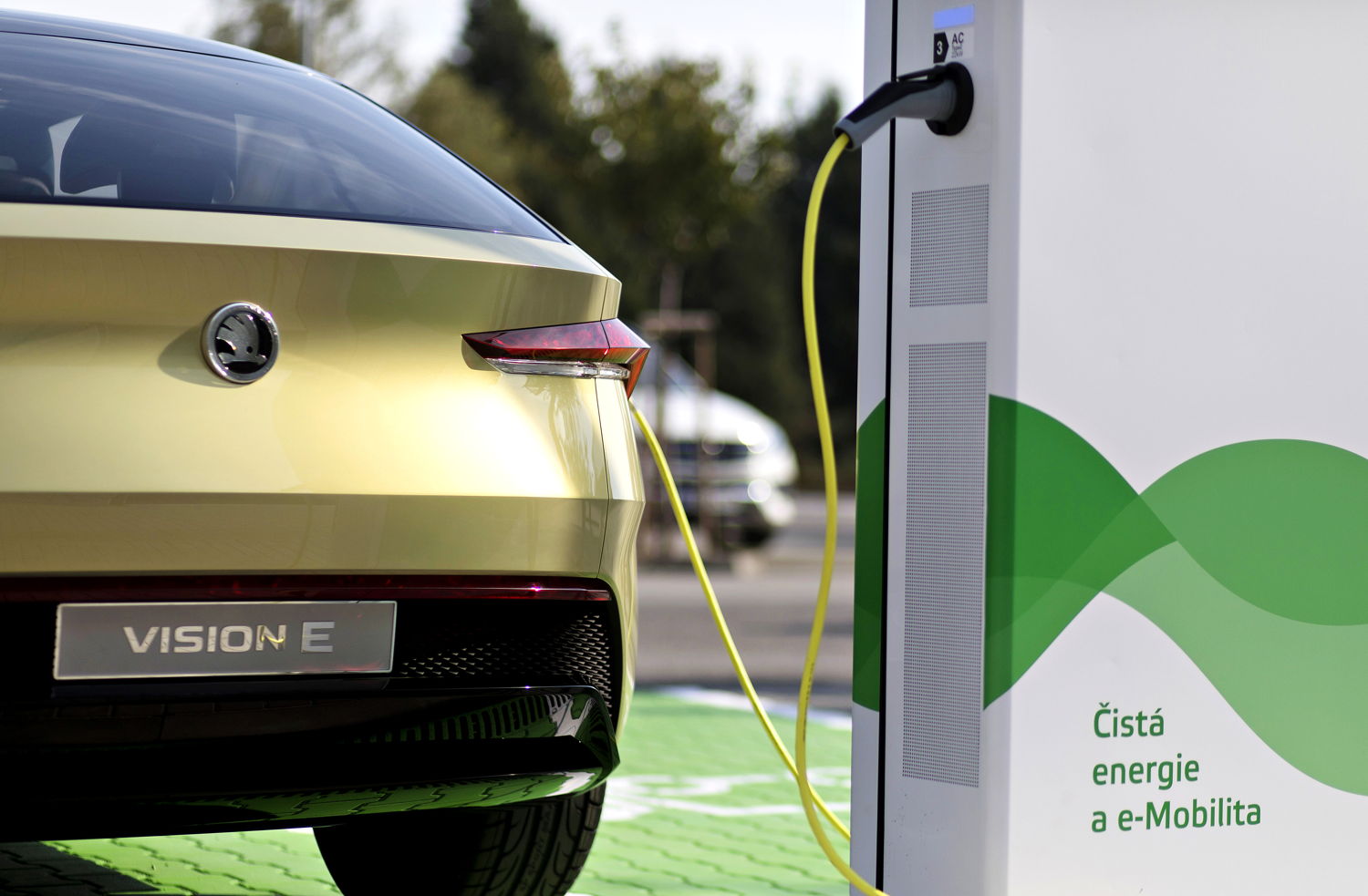 In 2018, the Czech car manufacturer invested 3.4 million euros into expanding its internal electrical infrastructure at the company headquarters in Mladá Boleslav - 1.65 million of which into the power grid and 1.75 million into the construction of charging stations.