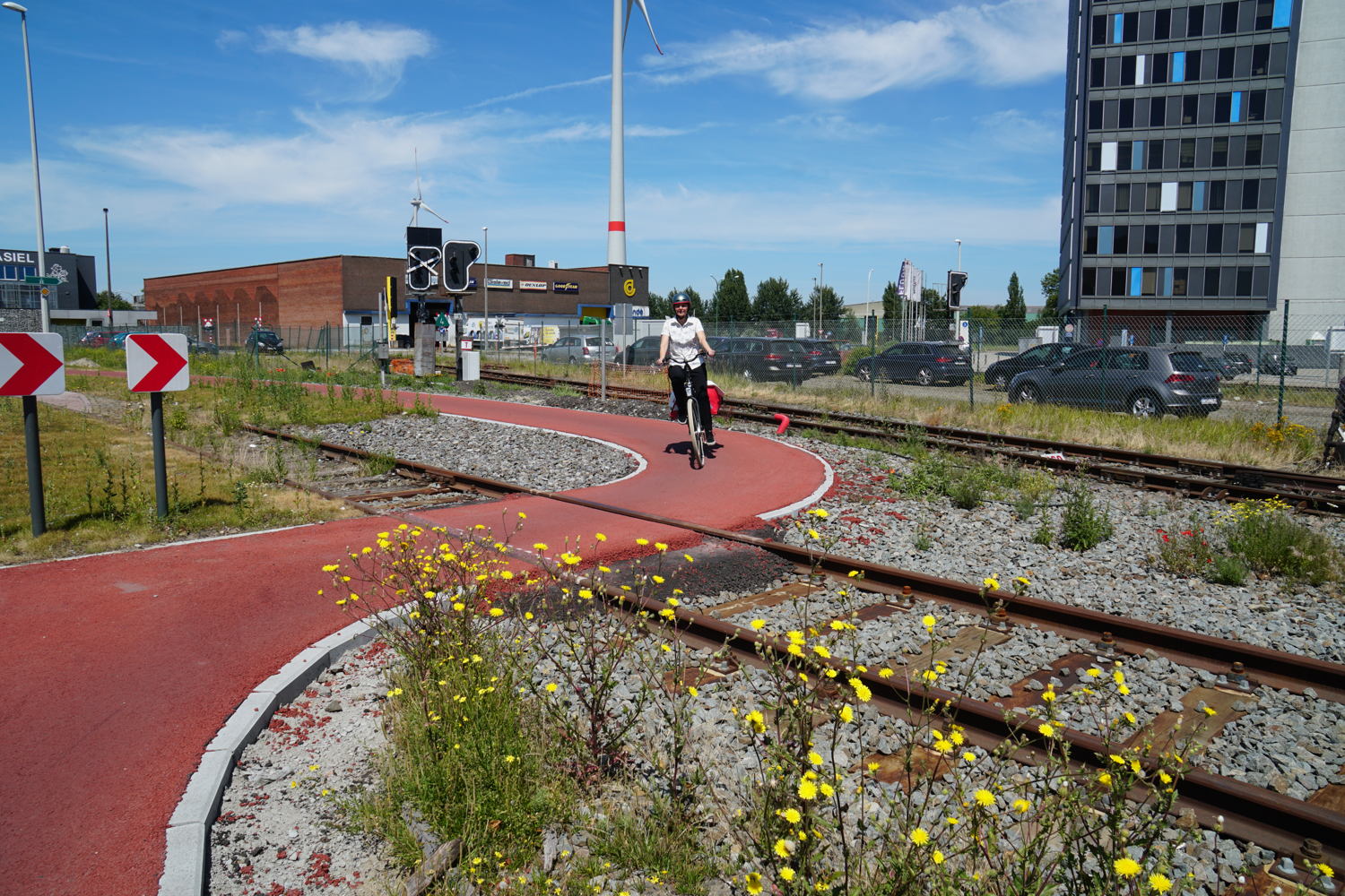 Door de bocht in het fietspad kruisen fietsers het spoor loodrecht. Het risico dat er een wiel vastraakt in de sporen is zo minimaal.