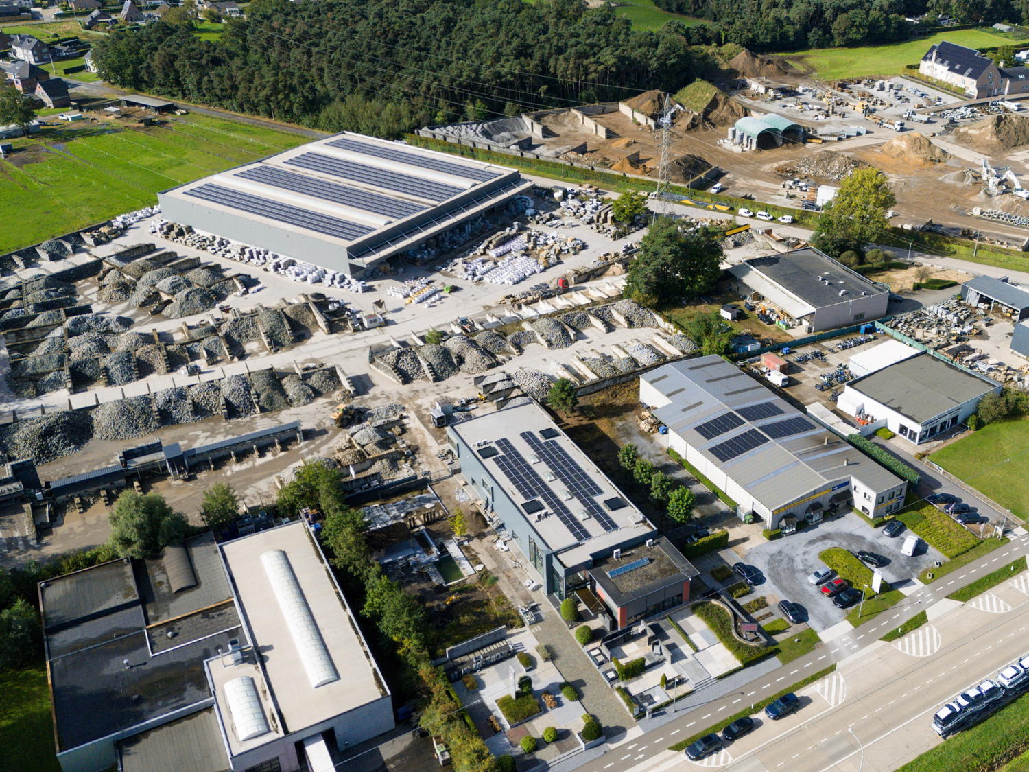 Slimme sturing van zonnepanelen bij Nijst Natuursteen zorgt voor maximale opbrengst en meer flexibiliteit op het elektriciteitsnet 