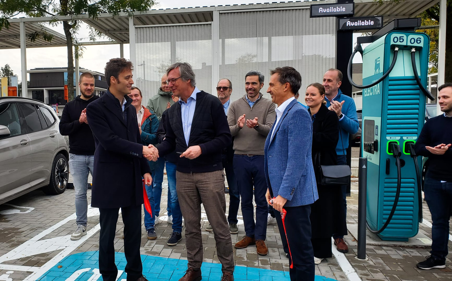 Delhaize en Electra openen eerste snellaadstation in Vlaanderen 