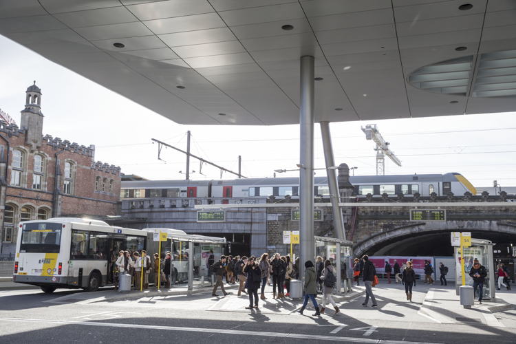Trein, tram en bus combineerbaar met de City Pass. Hier: Gent Sint-Pieters.