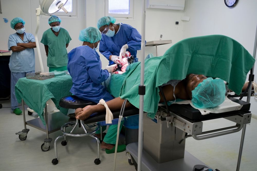 Doctors operate on a patient’s leg in the Tabarre surgical centre in the east of Port-au-Prince. The teams deliver emergency care and orthopaedic and abdominal surgery for victims of gun violence, domestic violence and road traffic accidents. © Diana Zeyneb Alhindawi