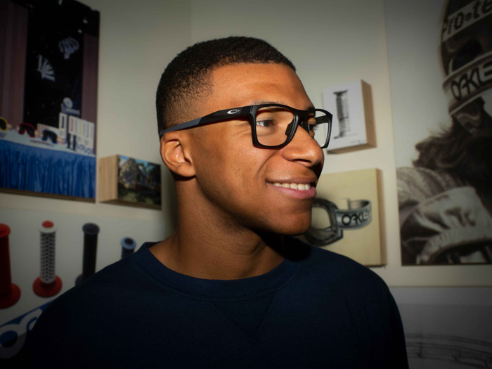 TEAM OAKLEY 足球运动员基利安·姆巴佩（KYLIAN MBAPPÉ）为 OAKLEY 2022 处方眼镜广告演绎卓越技术和迷人风格