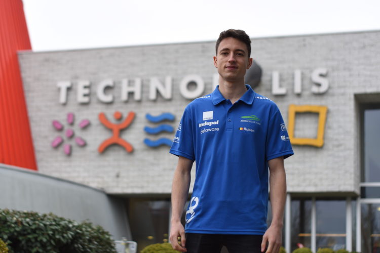 Piloot Ruben Van Acker voor het gebouw van Technopolis in Mechelen