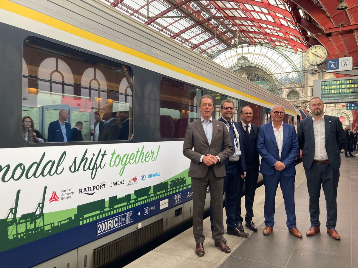 Jacques Vandermeiren (CEO Port of Antwerp-Bruges), Benoît Gilson (CEO Infrabel), Bernard Gustin (CEO Lineas), Gerd De Vos (director Technics, SNCB) en Nils Van Vliet (CEO Railport)