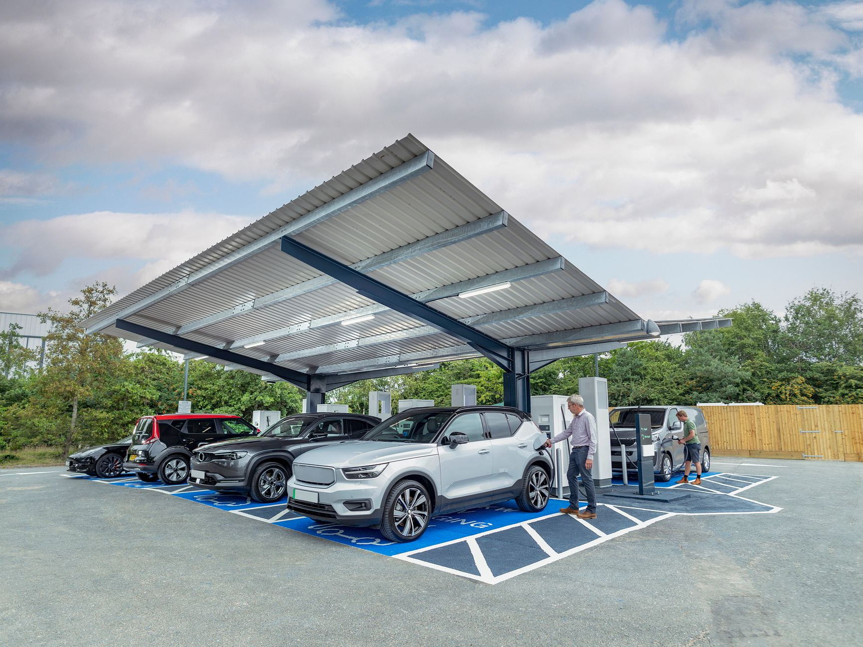 Price of public rapid EV charging remains high as charging networks build for the future and face elevated charges 