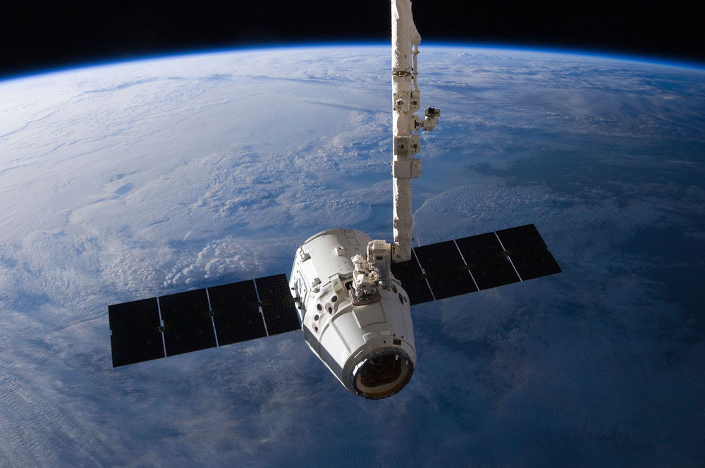 The SpaceX Dragon cargo craft is pictured just prior to being released by the International Space Station's Canadarm2 robotic arm, to allow it to head toward a splashdown in the Pacific Ocean, 2012. AKG4520348  ©akg-images / Stocktrek Images