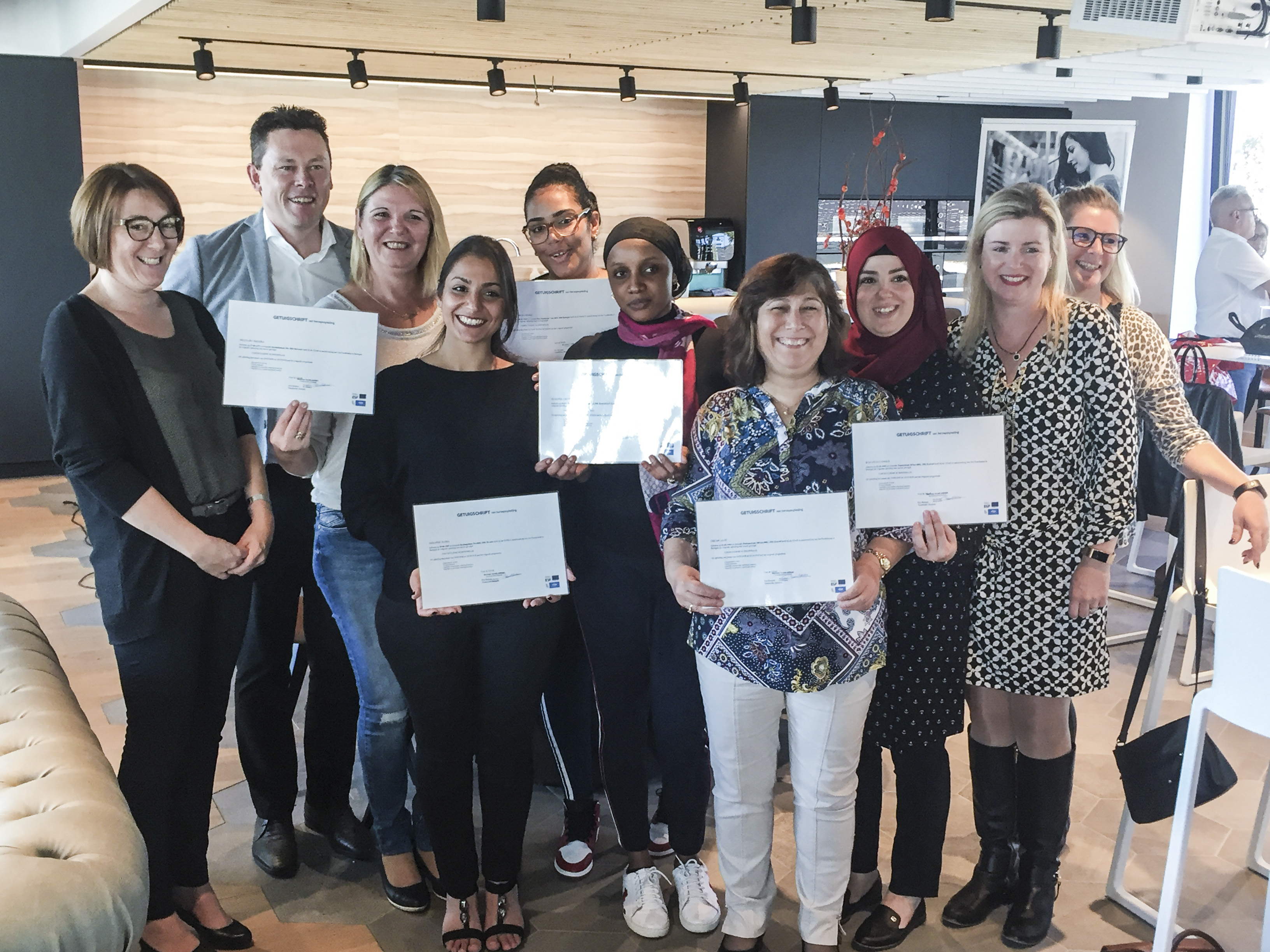 6 cursisten ontvingen vandaag hun diploma én arbeidscontract bij Het Poetsbureau 6 cursisten ontvingen vandaag hun diploma én arbeidscontract bij Het Poetsbureau