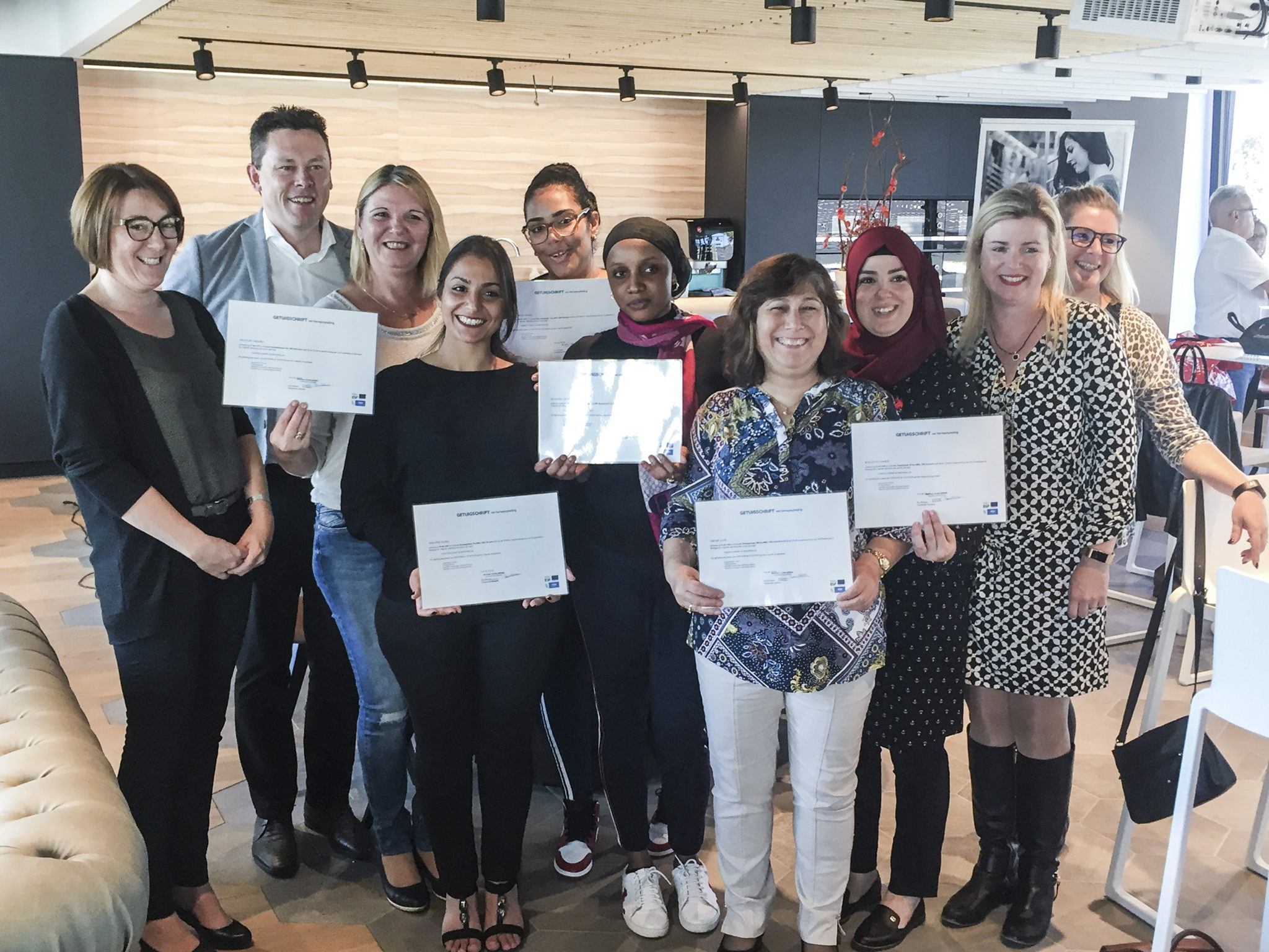 6 cursisten ontvingen vandaag hun diploma én arbeidscontract bij Het Poetsbureau