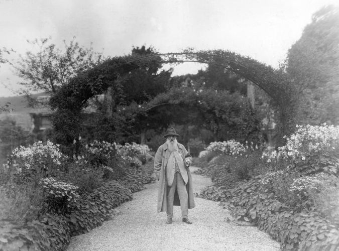 Claude Monet in his garden. AKG3973512 © akg-images / TT News Agency / SVT