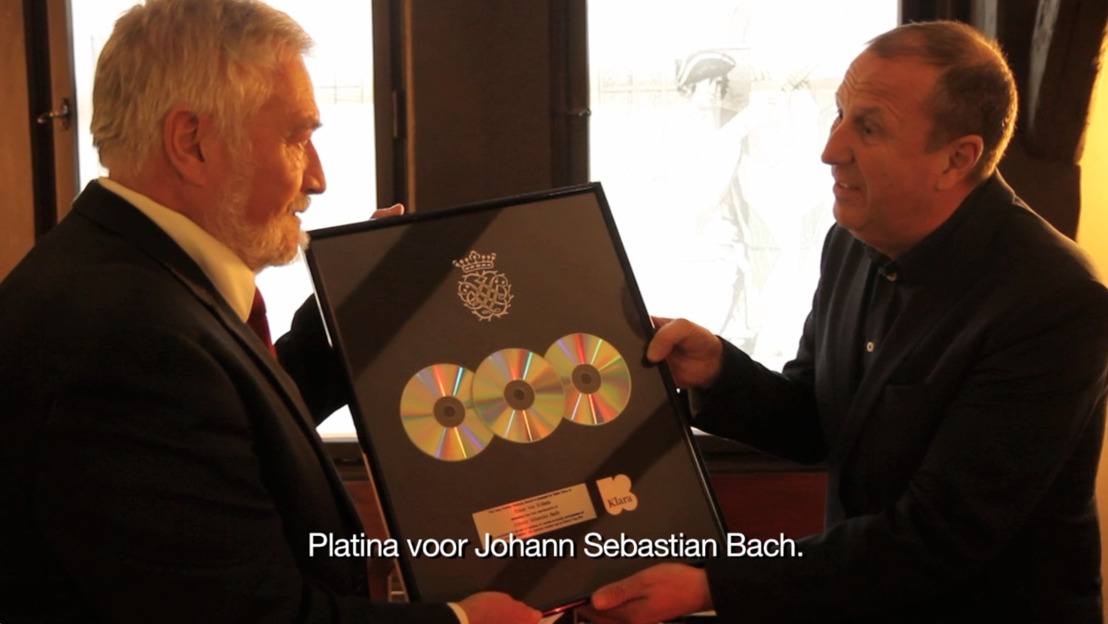 Klara geeft een rijkelijk late platina plaat aan Johann Sebastian Bach