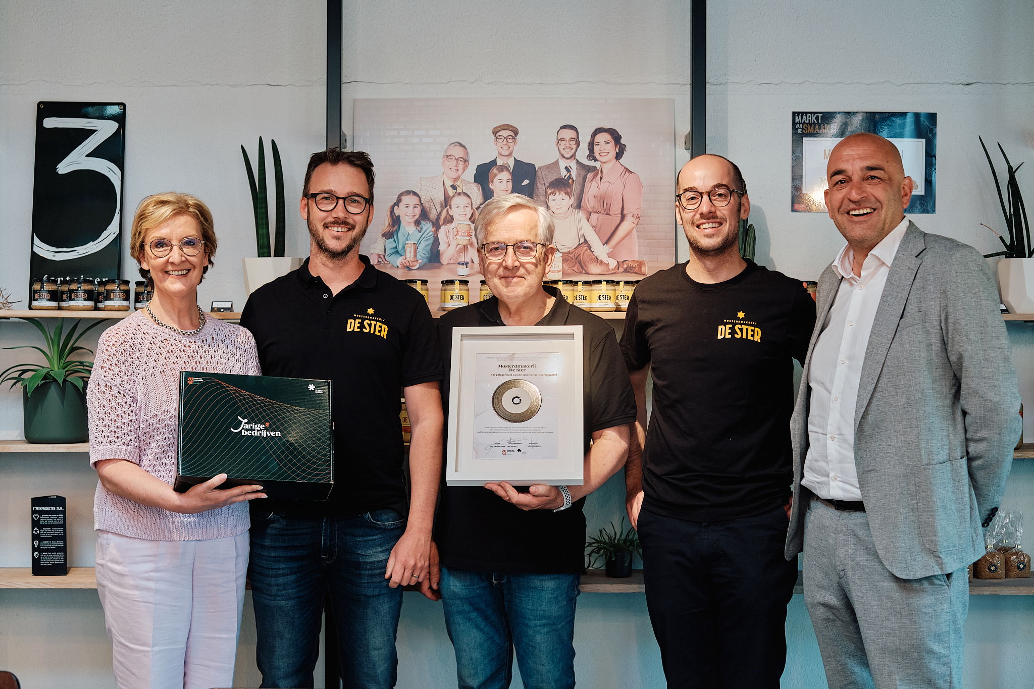 Familiebedrijf De Ster viert haar 100-jarig bestaan. V.l.n.r gedeputeerde voor de provincie Ann Schevenels, Christophe Eraly, Paul Eraly (CEO), Philip Eraly en Kris Claes, gedelegeerd bestuurder van Voka-KvK Vlaams-Brabant