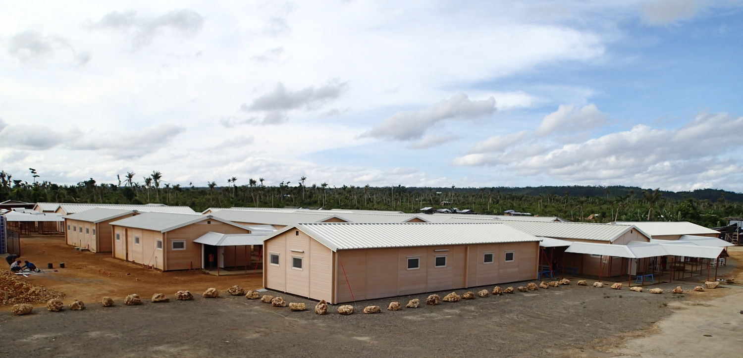 L’hôpital préfabriqué de Guiuan, conçu pour une durée de 5 ans, offre des soins de maternité et de chirurgie ainsi que des services hospitaliers et ambulatoires. En septembre 2014, il a été confié au Ministère de la Santé. 

© Elvina Motard