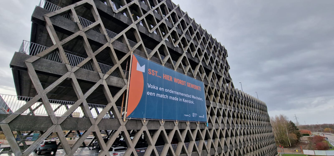 Banner van 15 meter op 7 verwelkomt Voka Mechelen-Kempen