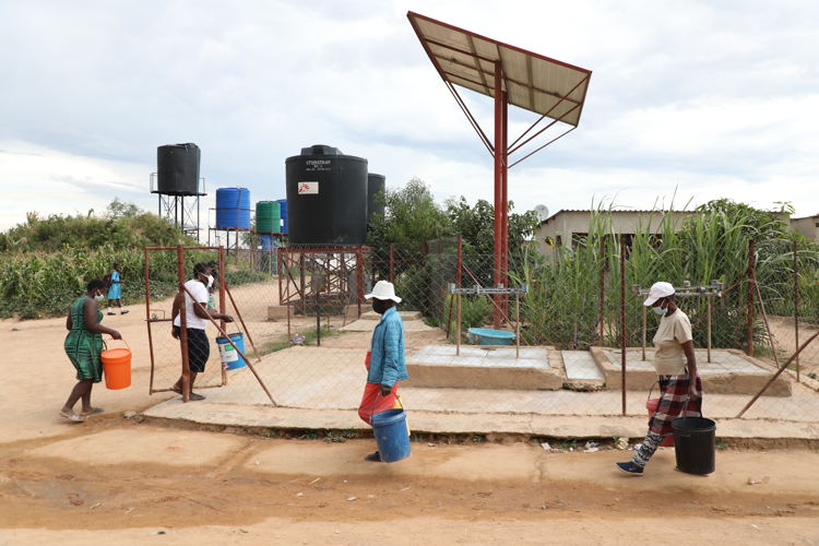 Residents of Stoneridge, a suburb in Harare, collect water from water points built by MSF's environmental health project. Photographer: Dorothy Meck