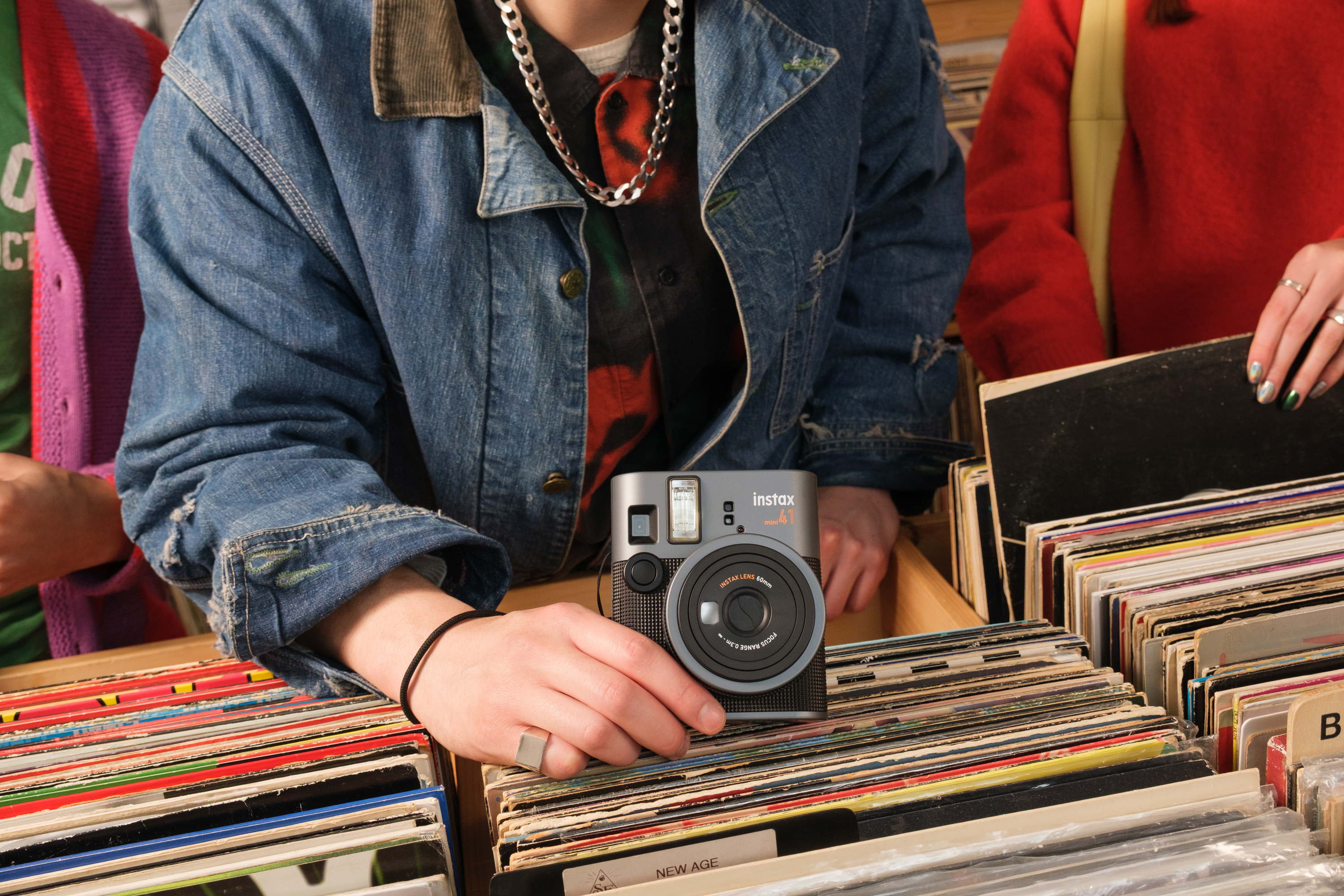 Fujifilm présente l'instax mini 41™, l'appareil photo instantané