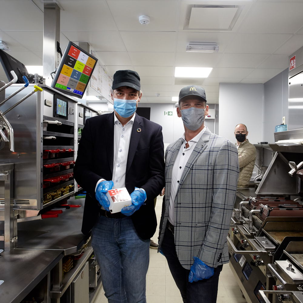 Burgemeester Jan Vermeulen en franchisenemer Nico De Saedeleer met de eerste burger van het restaurant