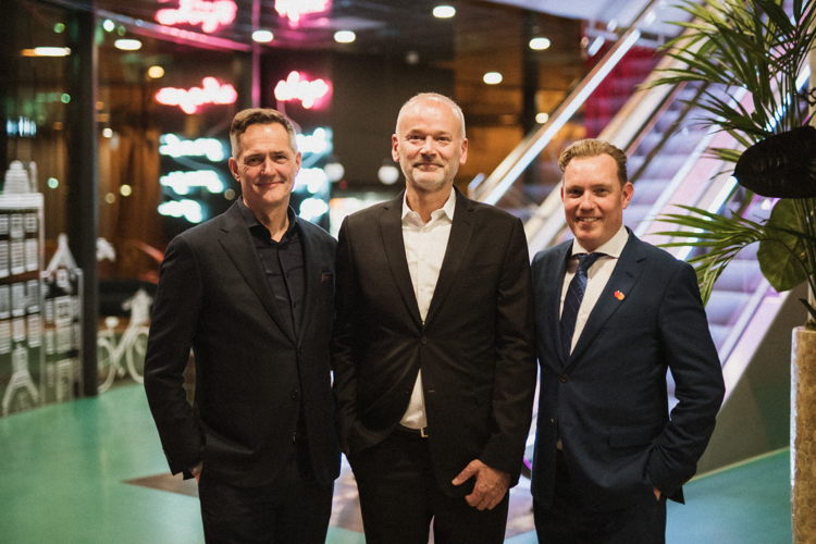 Regiomanager NH Hotels Herman Klok, hoteldirecteur nhow Amsterdam RAI Hermann Spatt en organisator Vincent van Dijk