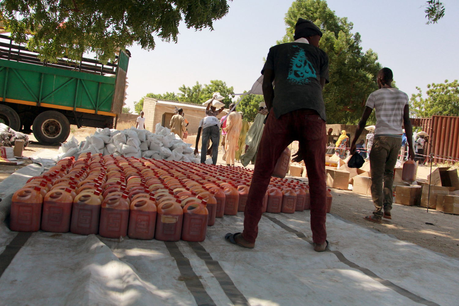 Voedselbedeling in Maiduguri op 14 december. 500 families kregen voedsel voor twee weken (c) Malik Samuel/MSF
