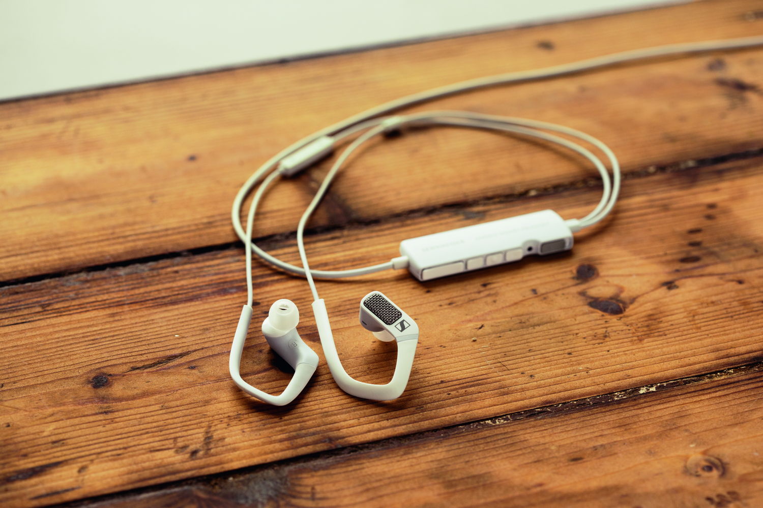 AMBEO SMART HEADSET_Lifestyle_8