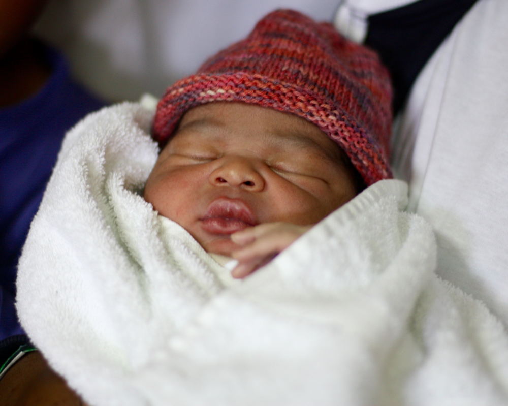 Le 12 septembre 2012, un bébé a vu le jour à bord de l’Aquarius. Né dans les eaux internationales, le petit garçon s’appelle Newman Otas. © Alva White Le 12 septembre 2012, un bébé a vu le jour à bord de l’Aquarius. Né dans les eaux internationales, le petit garçon s’appelle Newman Otas. © Alva White