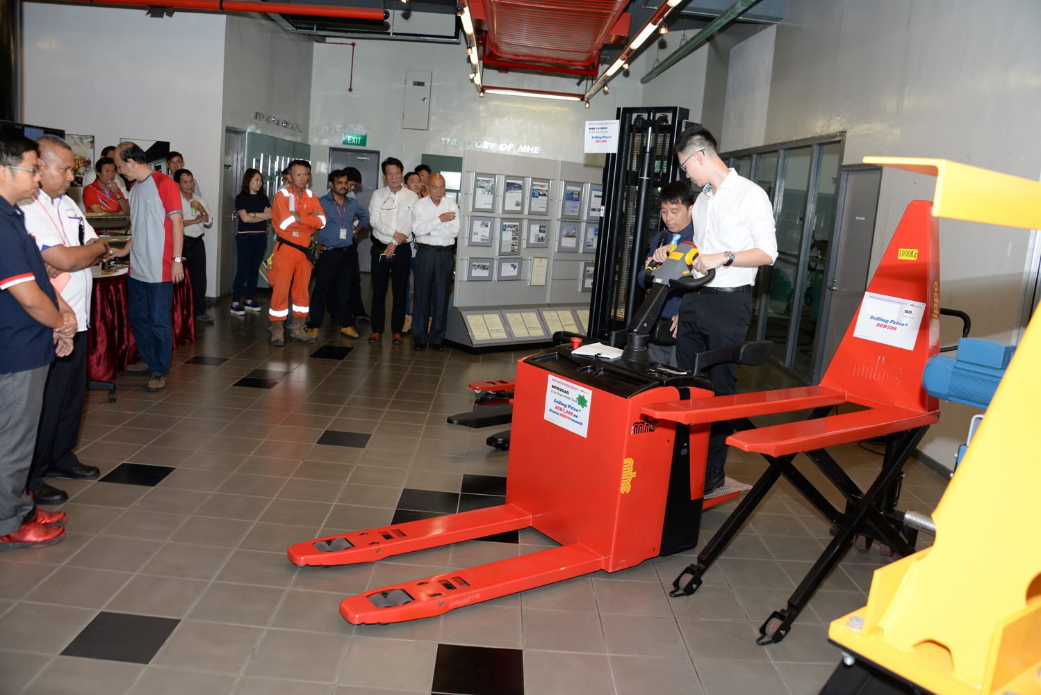In Singapore, the MHE-Demag created success by offering its existing suppliers a hands-on experience with its equipment. 