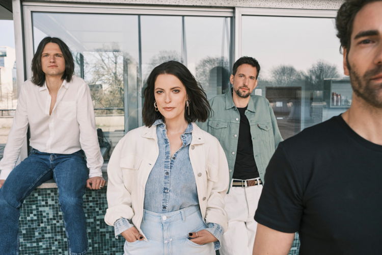 Heute singt Frontsängerin Stefanie Kloß mit ihrer unverkennbaren Stimme aktuelle Songs wie „Ein anderer Sommer“ oder „Milliarden“. (Copyright by Jens Koch) Heute singt Frontsängerin Stefanie Kloß mit ihrer unverkennbaren Stimme aktuelle Songs wie „Ein anderer Sommer“ oder „Milliarden“. (Copyright by Jens Koch)
