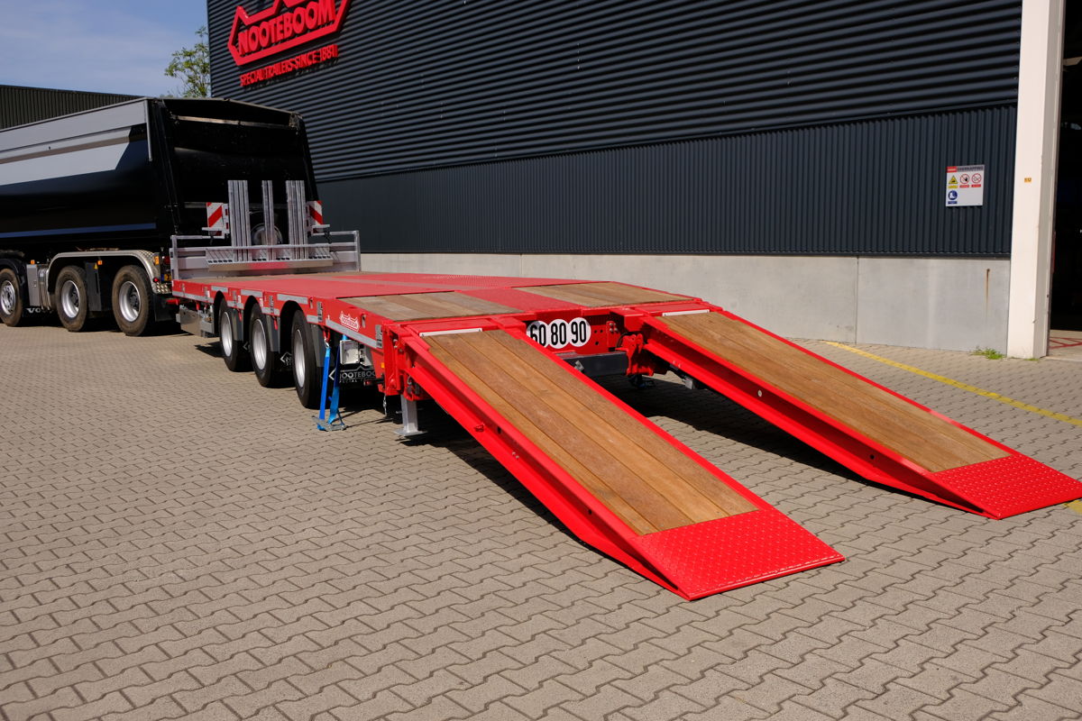 The long rear beaver tail in combination with the hydraulically operated ramps, creates a minimum gradient that makes loading and unloading of machines safe and easy. 
