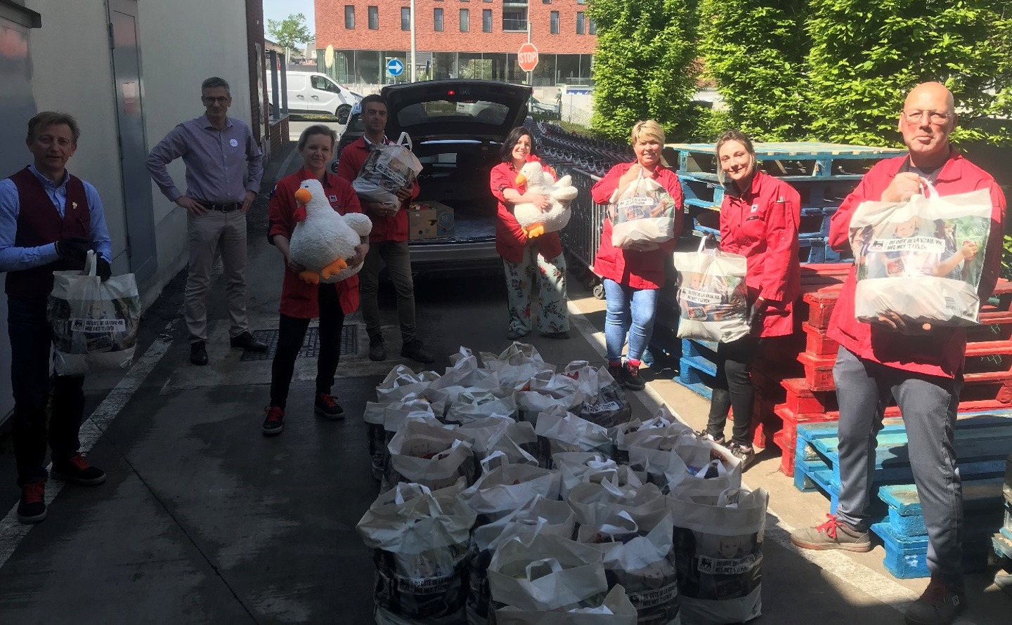 Delhaizesupermarkt Sint-Truiden schenkt 300 kg paaseitjes aan 6 lokale organisaties
