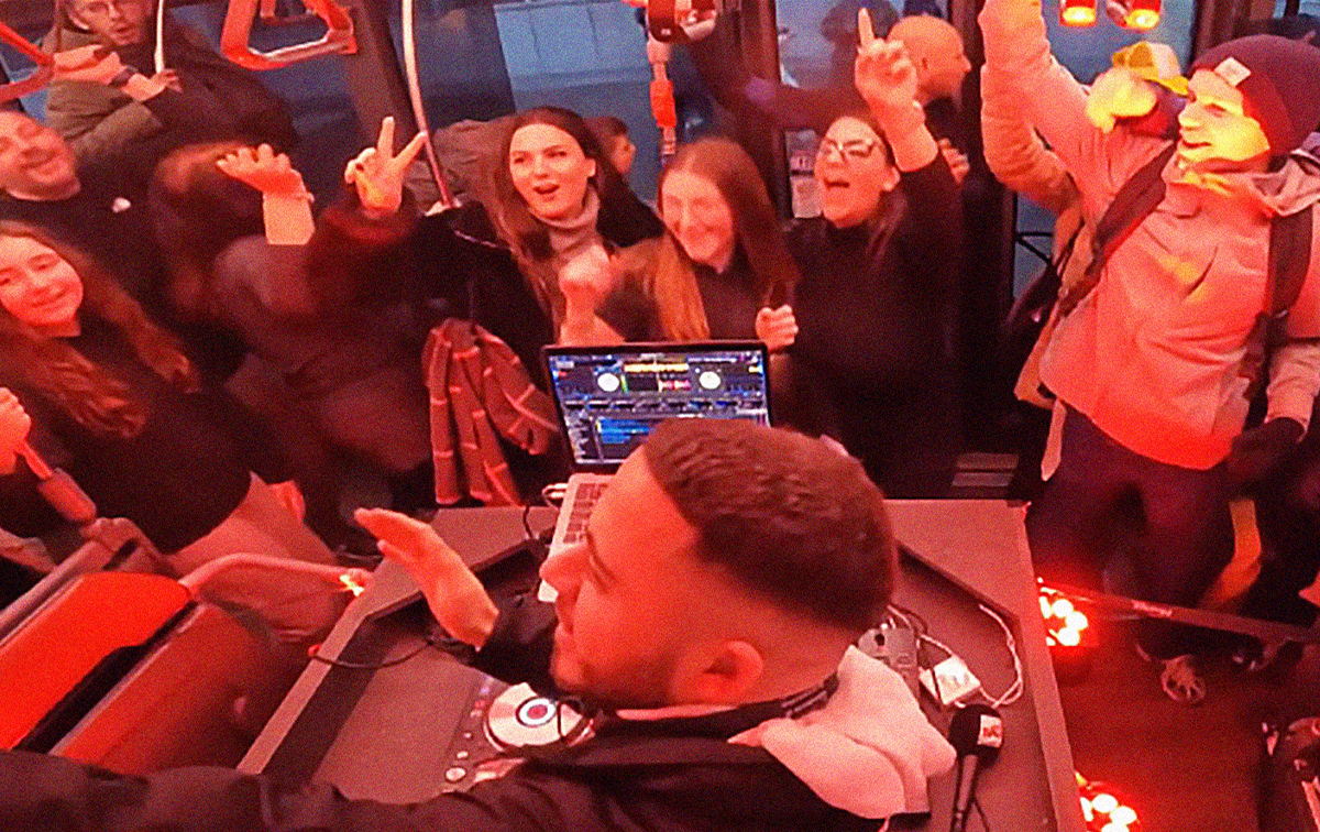 Le Happy Bus NRJ va faire danser les Bruxellois pour le "Blue Monday" ! 