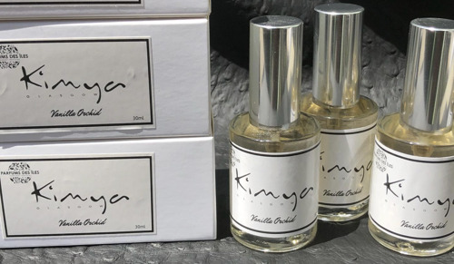 La créatrice Kimya GLASGOW lance un parfum en collaboration avec l'entreprise martiniquaise Parfums des îles