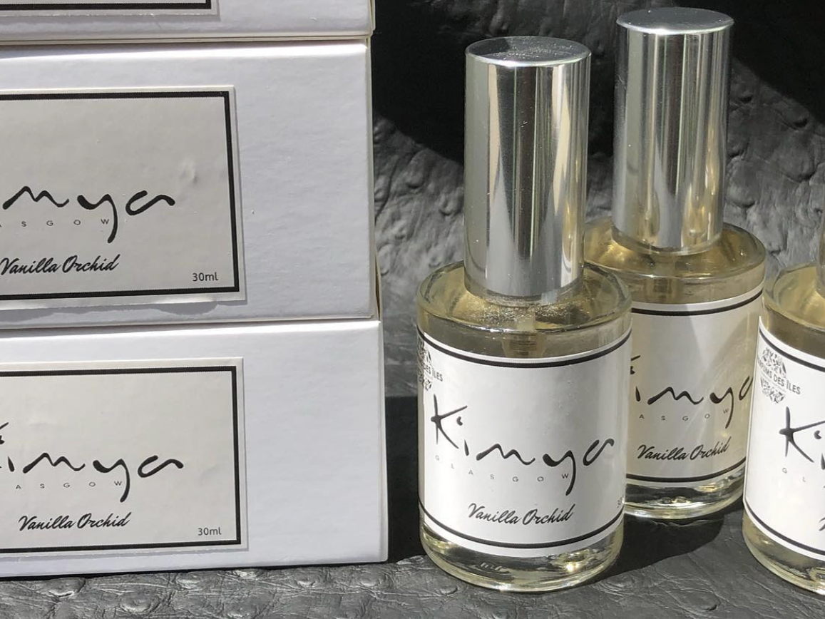 La créatrice Kimya GLASGOW lance un parfum en collaboration avec l'entreprise martiniquaise Parfums des îles