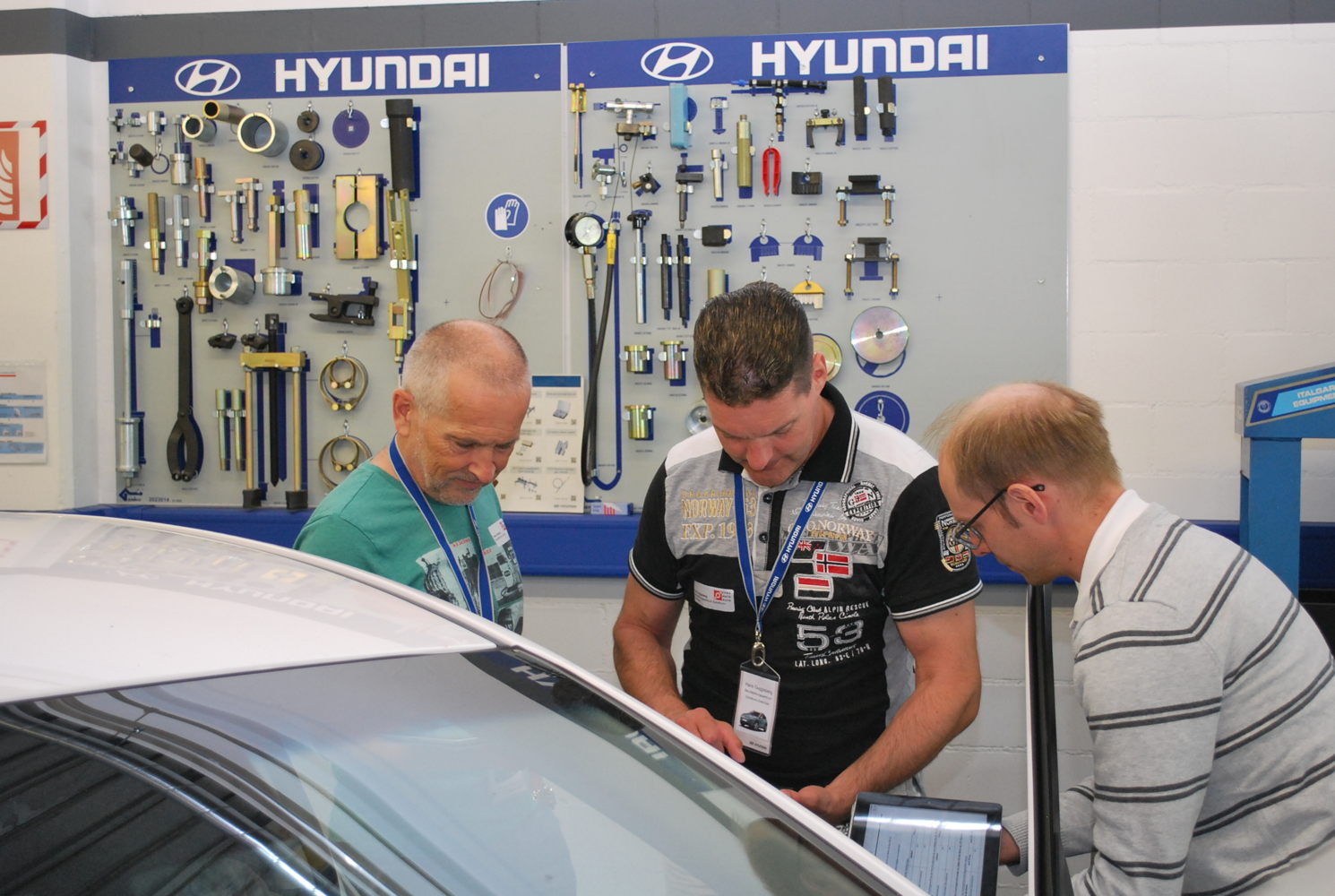 Hyundai schult Schweizer Berufsschullehrer in alternativen Antrieben