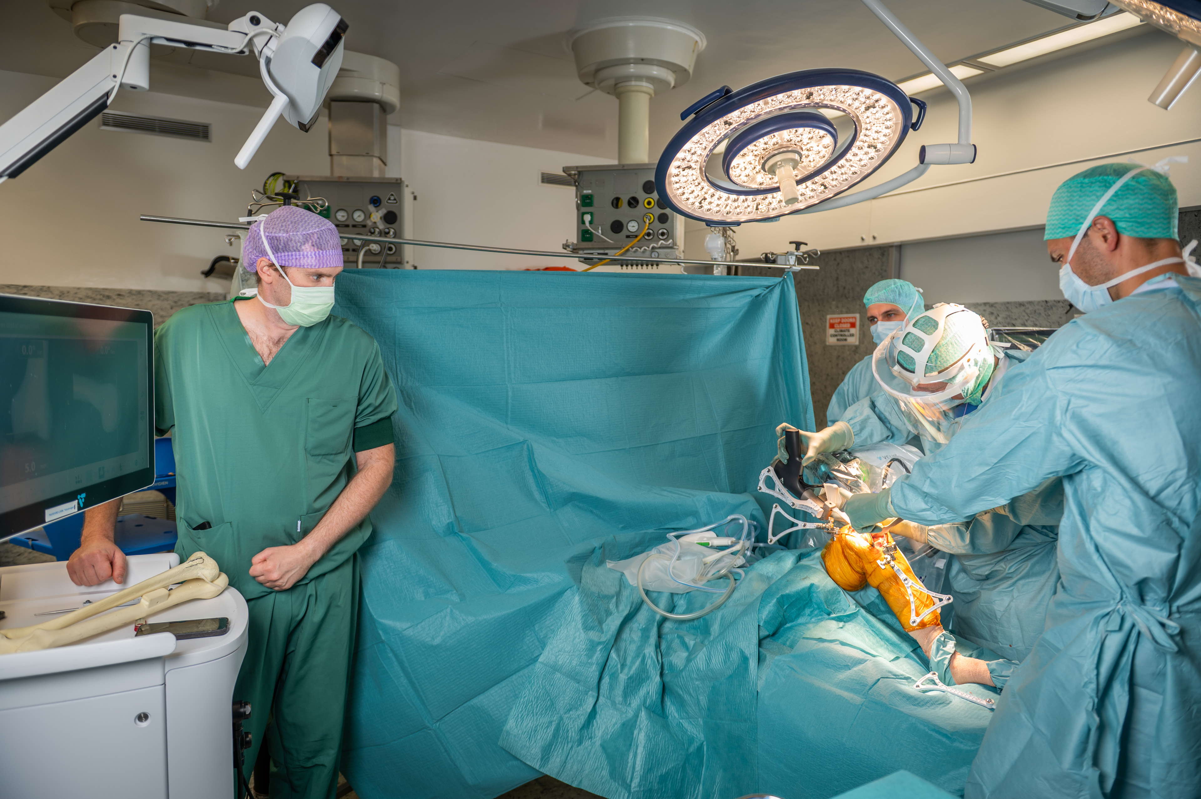 AZ Sint-Jan Brugge AV plaatst als eerste in Europa halveknieprothese met VELYS-robot 