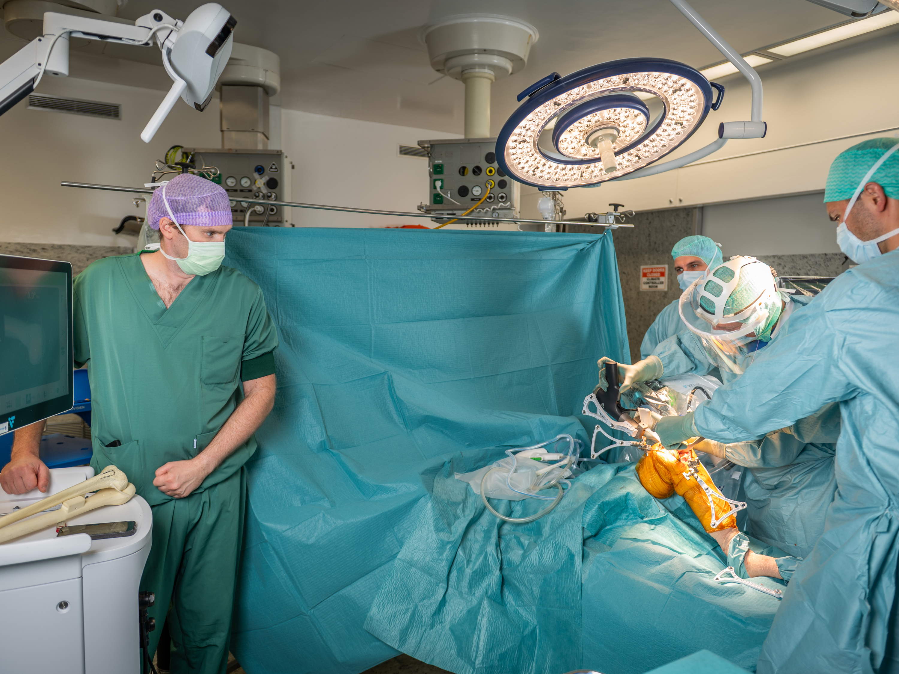 AZ Sint-Jan Brugge AV plaatst als eerste in Europa halveknieprothese met VELYS-robot 