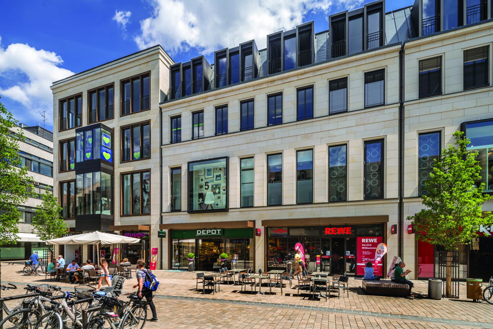Das Sortiment umfasst neben dem klassischen Buchprogramm Zeitschriften, Spiele, Papeterie und buchaffine Geschenkartikel. Copyright:  Deka Immobilien GmbH
