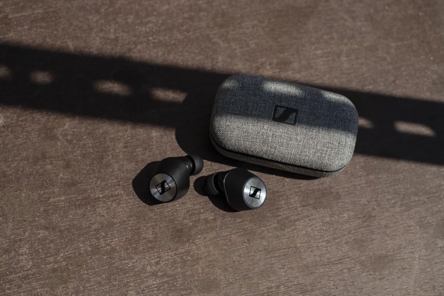 Upplev musik med stil​
MOMENTUM True Wireless har en vacker finish med metalldetaljer på ytterytan och levereras med en kompakt, tygklädd väska, vilket ger en känsla av tidlös elegans och hållbarhet. Hörlurarna är stänk- och svettbeständiga och erbjuder komfort som räcker hela dagen.