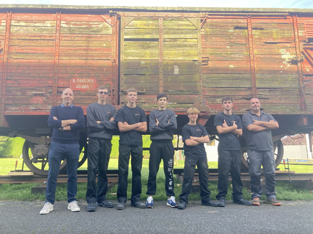 Leerlingen uit het 5de jaar schrijnwerk van Richtpunt Zottegem die eerst aan de slag gaan aan de wagon