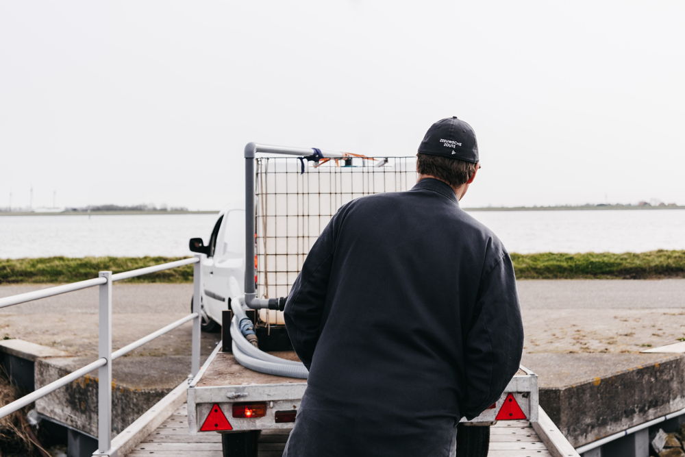 Als onze waterbak helemaal vol zit, rijden we weer terug naar onze productielocatie. (© Puck van Elswijk Fotografie)