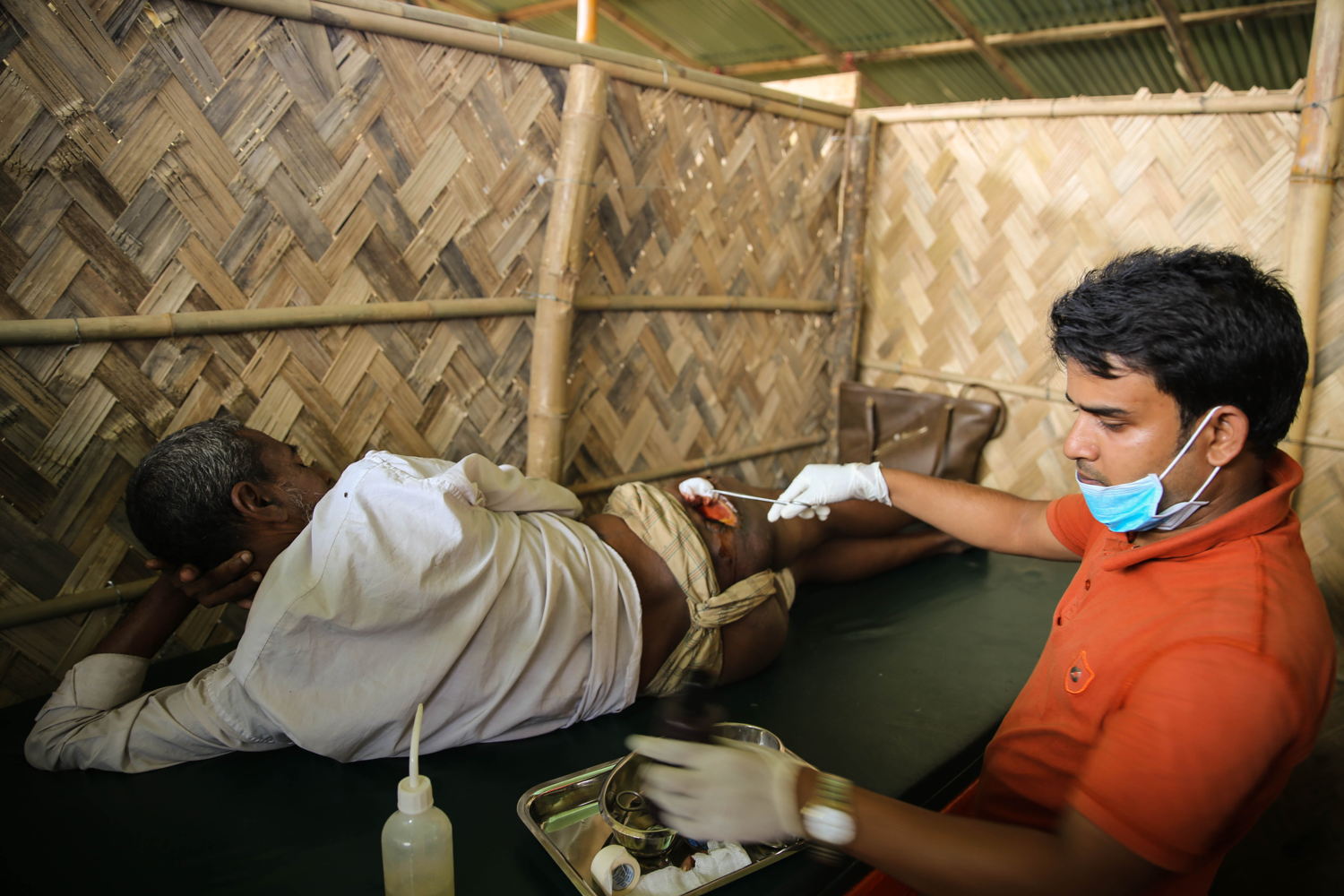Tasnimarkhola camp: Rohingya refugee Nour Mohammad was shot while he was on his way to Bangladesh. He is now being treated by MSF staff for his wound. Credit: Mohammad Ghannam/MSF