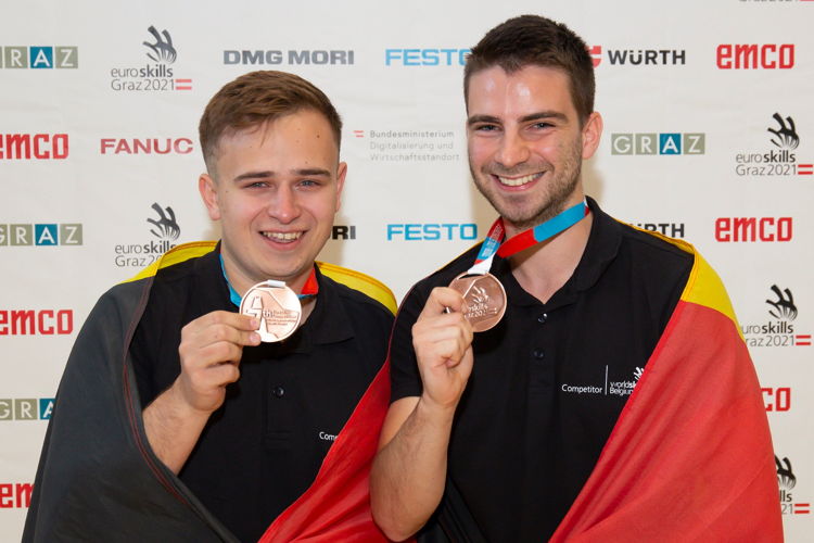 Harrisson et Pierre fiers de leur médaille de bronze en mécatronique