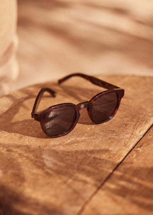 Octobre Editions - Lunettes de soleil Wells Écailles Marron Foncé - 130€