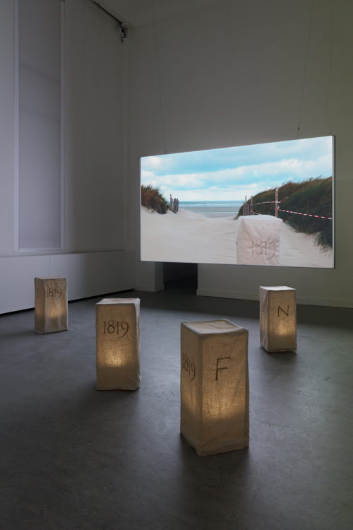 Yufei Gao, Een grens is geen begrenzing, 2024-25. Ontwikkeld met de steun van Designers in Residence Kortrijk 2024. Installatiefoto van de tentoonstelling All the Small Things, Z33, Hasselt, 2025. Foto: Selma Gurbuz. Yufei Gao, Een grens is geen begrenzing, 2024-25. Ontwikkeld met de steun van Designers in Residence Kortrijk 2024. Installatiefoto van de tentoonstelling All the Small Things, Z33, Hasselt, 2025. Foto: Selma Gurbuz.