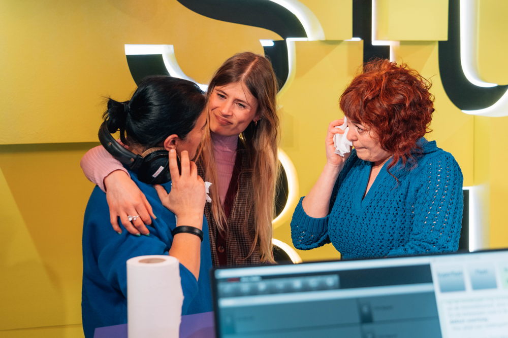 Studio Brussel: Eva De Roo met zussen Ayse en Layla Önlen – © VRT