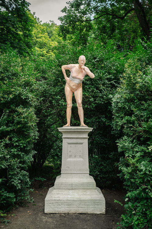 Servant, clown or enemy van Aline Bouvy in het Stadspark Antwerpen. Middelheimmuseum. © Tom Cornille.