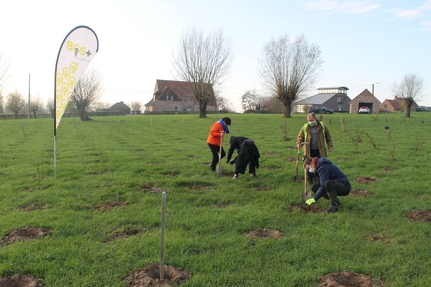 Leerkrachten van Richtpunt Campus Gent Godshuizenlaan en medewerkers van Bos+ planten samen bomen ter compensatie van de vliegreizen van de Provincie - copyright: Bos+